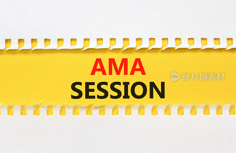 AMA问我任何会话符号。概念词AMA ask me anything session在漂亮的白色背景的黄色纸上。业务和AMA问我任何会议概念。副本的空间。
